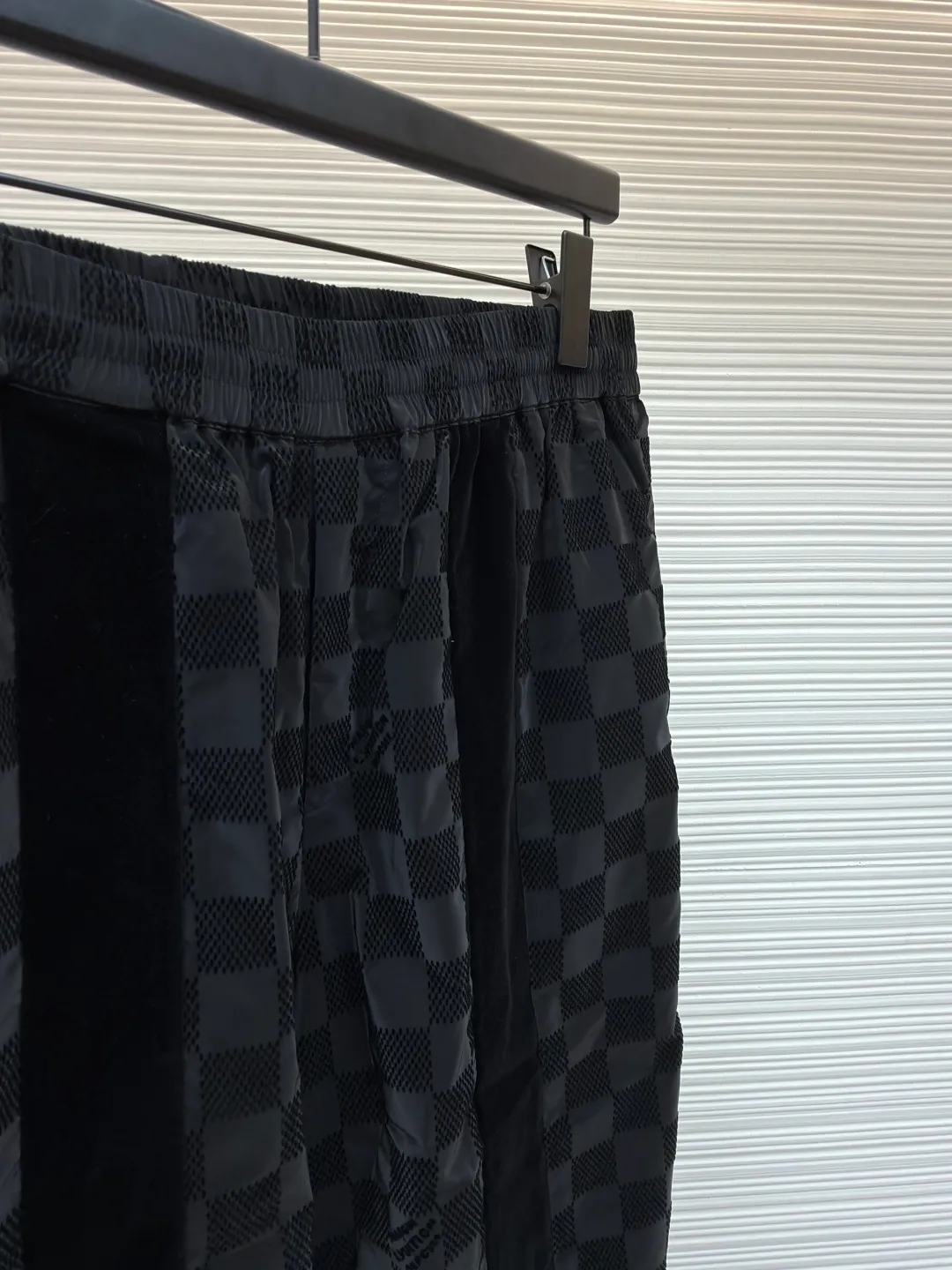 LOUIS VUITTON Checkerboard flocked trousers ●Original version: Purchased and developed by 18487 ●Item number: 1681045-B45 ●Fabric: flocked matte fabric ●Technology: jacquard production ●Version: fitted version ●Weight: about 335 grams ●Size: S-M-L-XL ●Description: Made of flocked matte Damier pattern integrated into Marque L.Vuitton Désée Logo, velvet ribbons with rich texture levels, the overall routing is straight and delicate, the fabrics are comfortable and soft, and the colors are consistent with no color difference. It can be matched with the same style to create a fashionable look and control various occasions. Customized accessories, complete with three labels, same style for men and women!